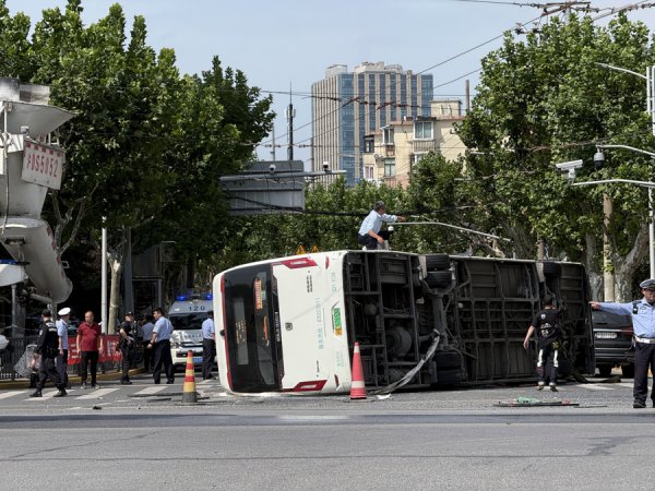 今天上昼杨浦所有口：土方车撞上公交车，三东说念主送医